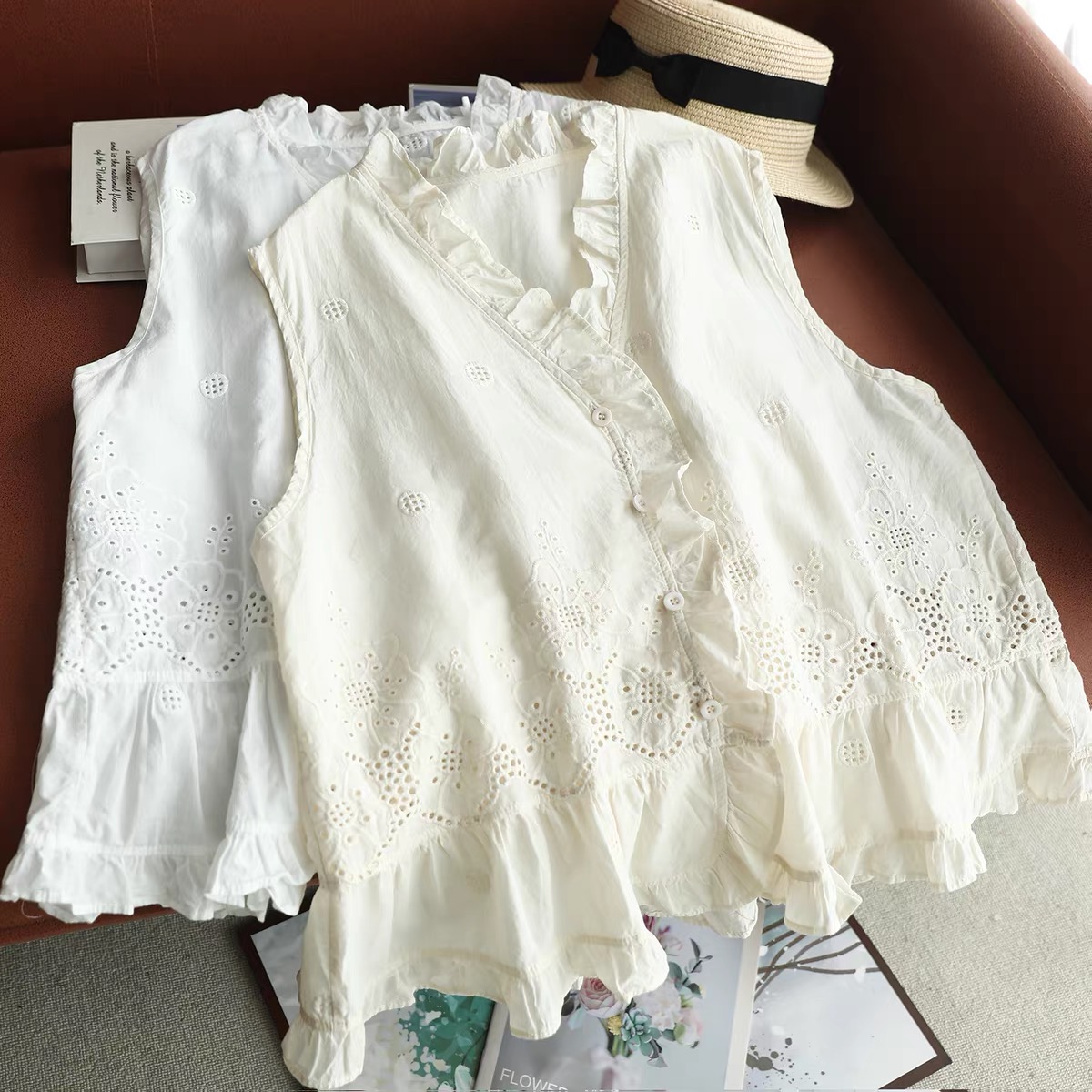 Embroidery Eyelet - 여성 민소매 베스트 탑 러플 V넥