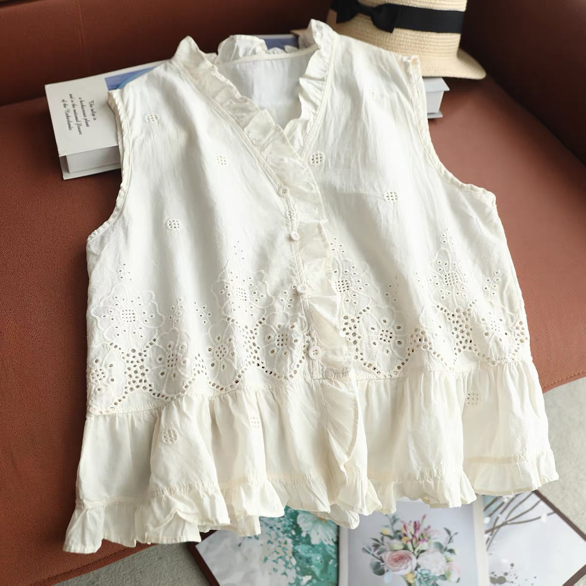 여성 민소매 베스트 탑 러플 V넥 블라우스 속이 비치는 - Embroidery Eyelet 리뷰 및 가격