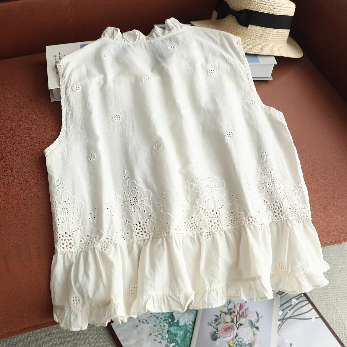 여성 민소매 베스트 탑 러플 V넥 블라우스 속이 비치는 - Embroidery Eyelet 리뷰 및 가격