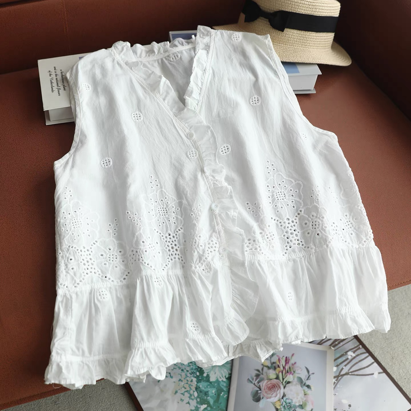 여성 민소매 베스트 탑 러플 V넥 블라우스 속이 비치는 - Embroidery Eyelet 리뷰 및 가격